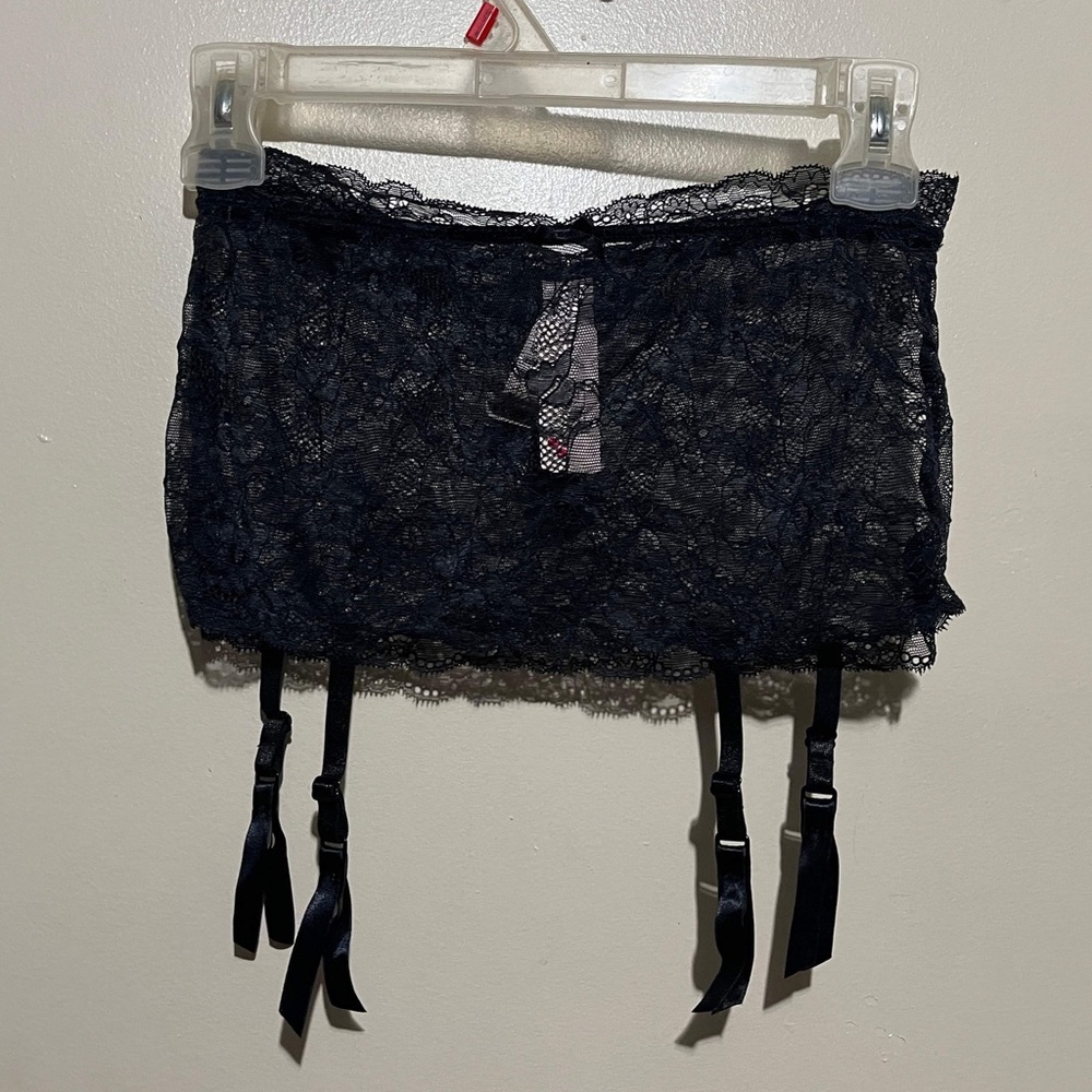 BNWT LA SENZA BLACK LACE GARTER